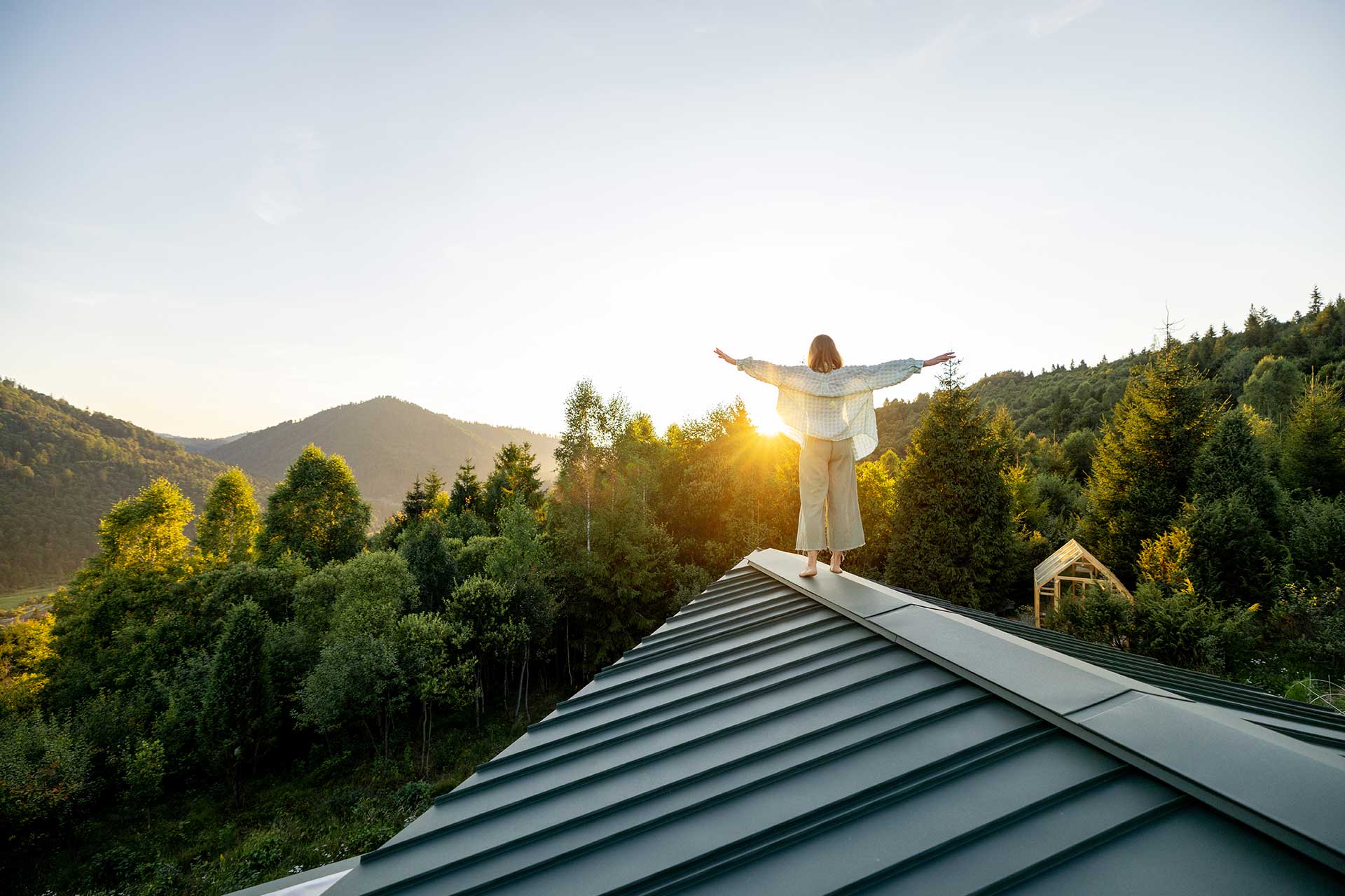sunrise-reflection-on-mountain-rooftop-7H9JETY